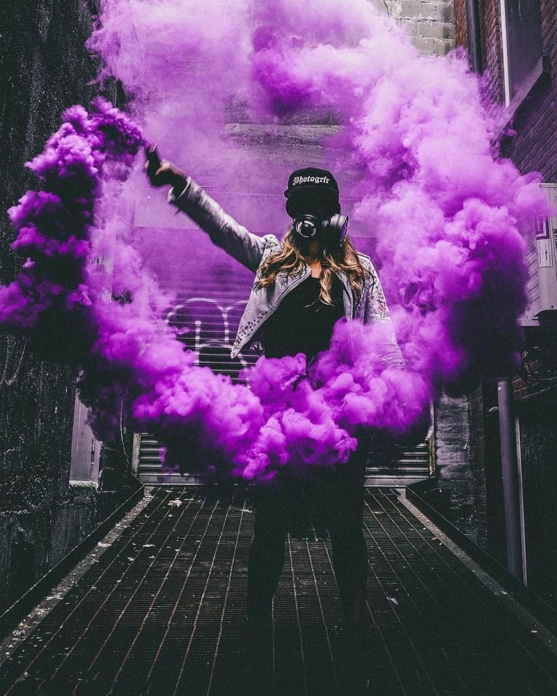 Девушка с разноцветным дымом