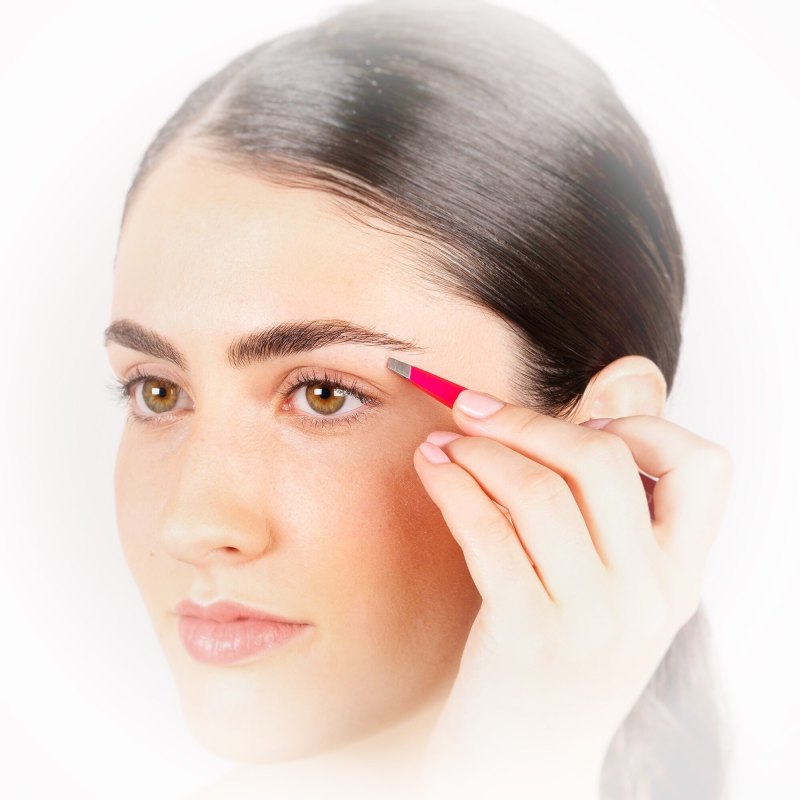 Девушка тянет бровь