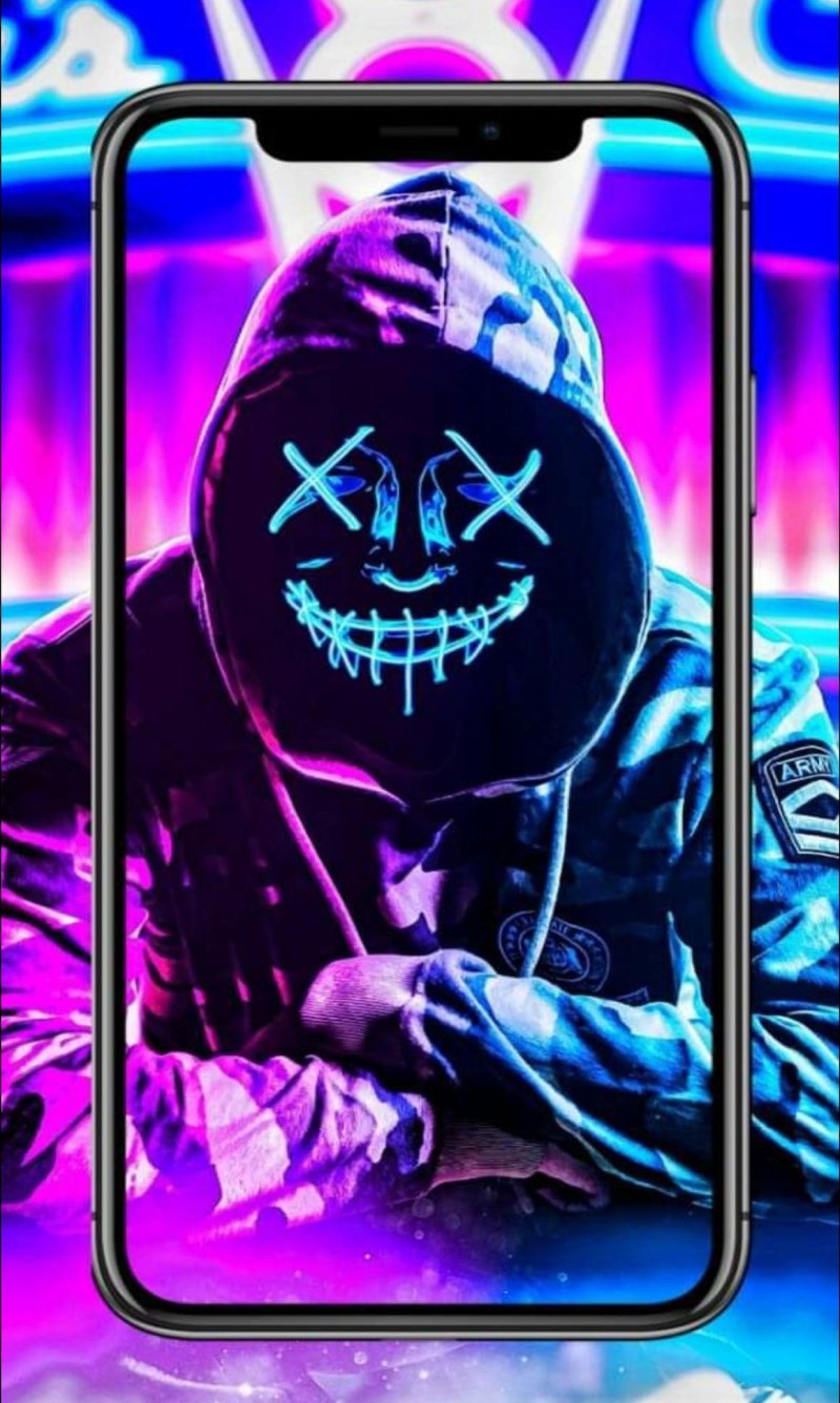 Пацан в неоновой маске