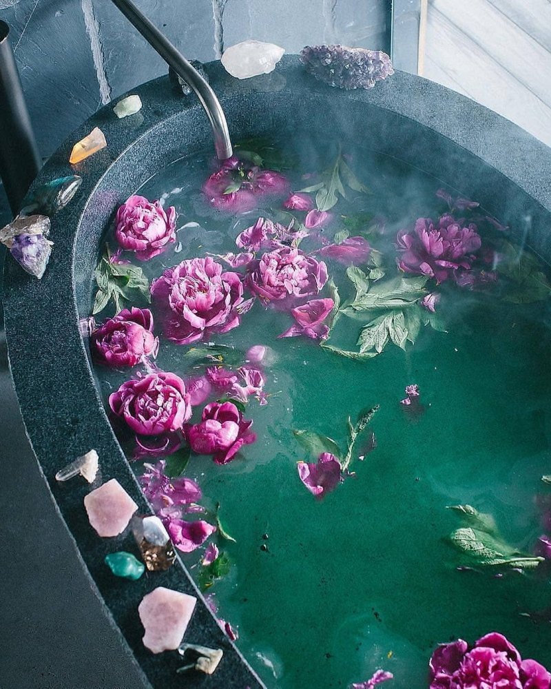 Цветы в ванной в воде
