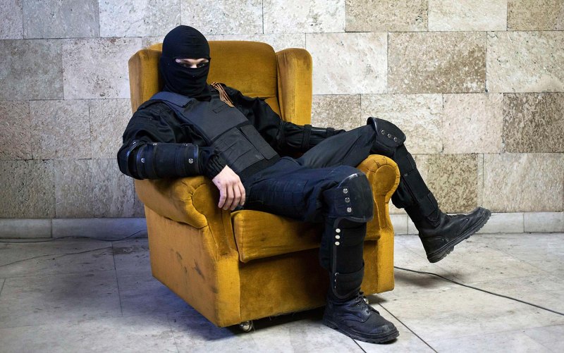 Мужчина в кресле