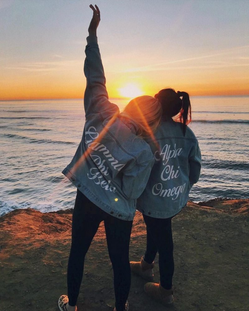 Подружки в обнимку