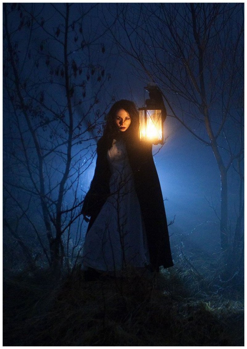 Девушка с фонарем в лесу