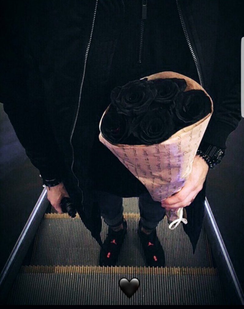 Парень с чёрной розой