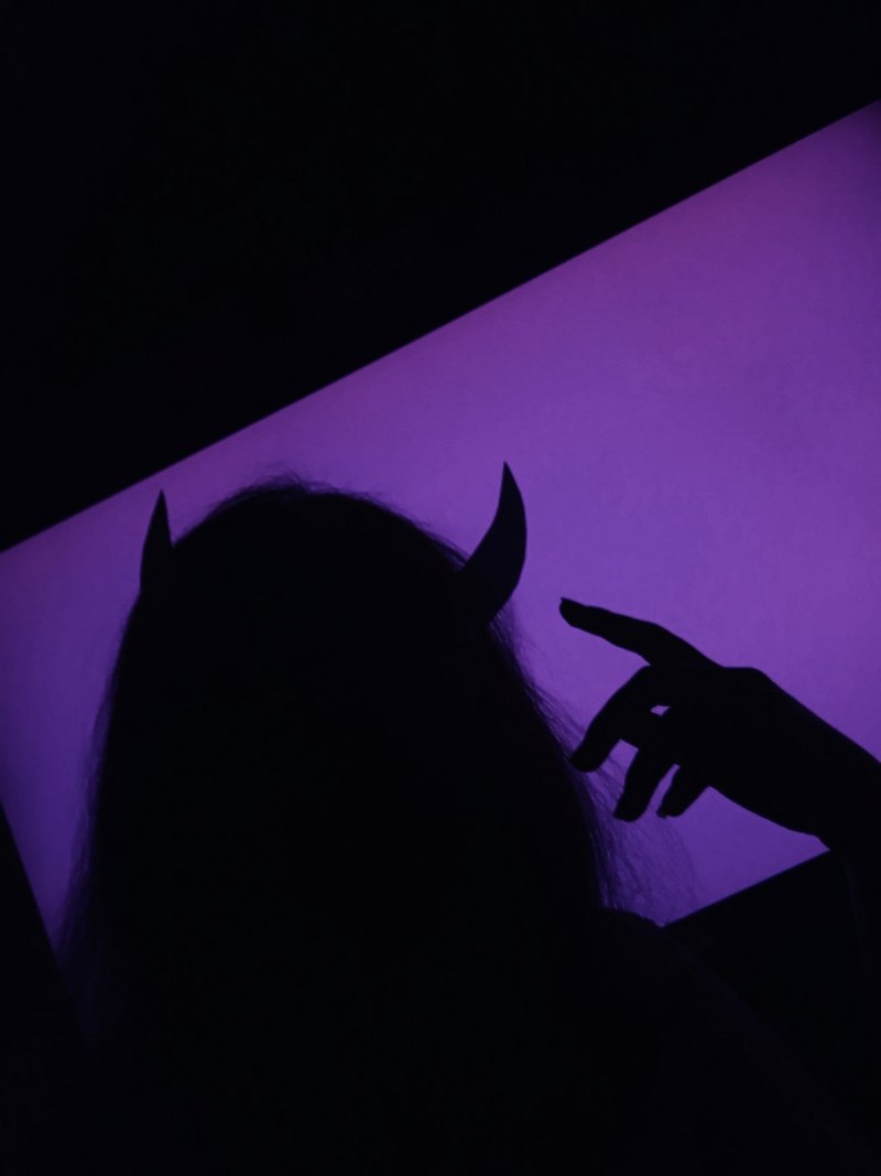 Тень девушки с рожками