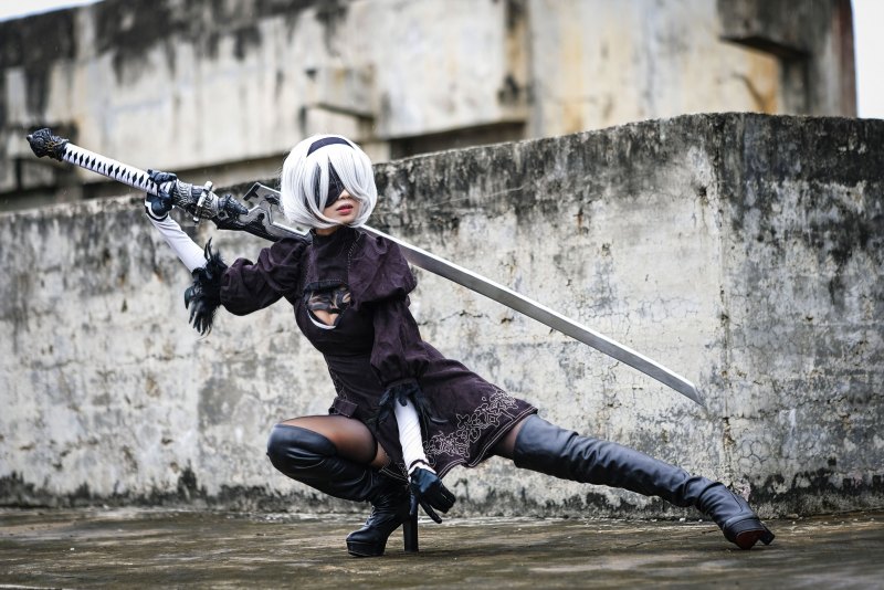 NIER: Automata косплей с катаной