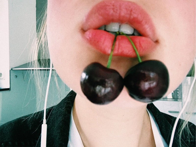 Губы накрашенные блеском