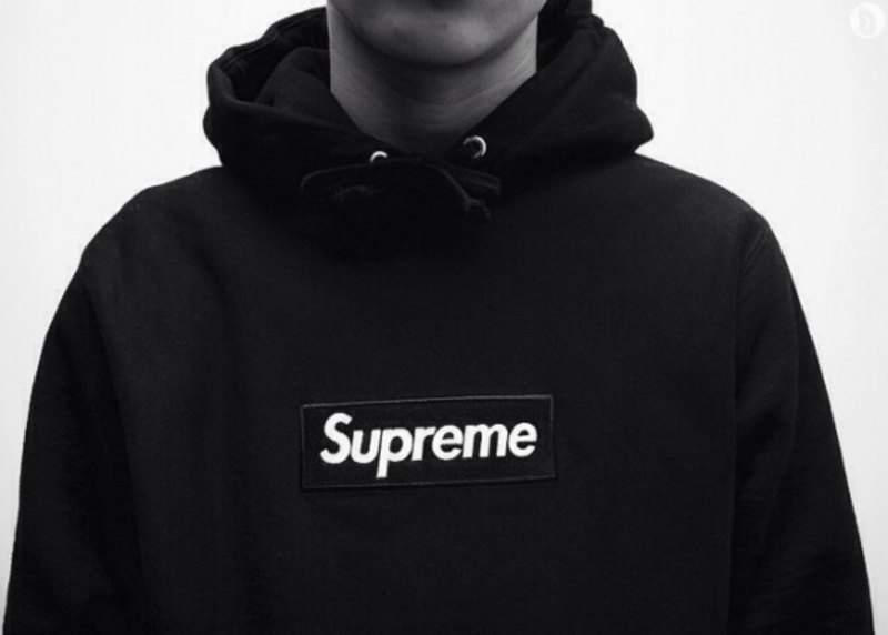 Парень в Supreme