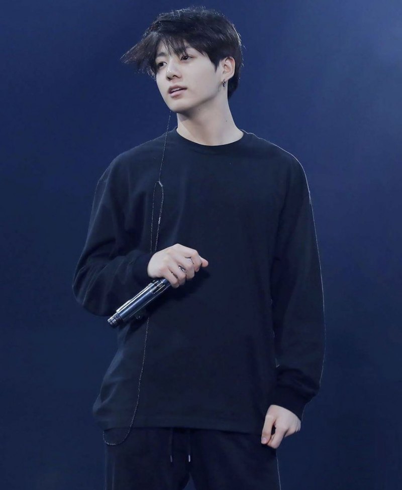 BTS Чонгук в черном