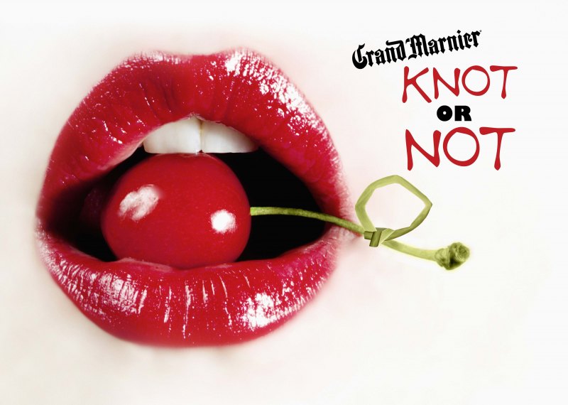 Губы с вишенкой во рту