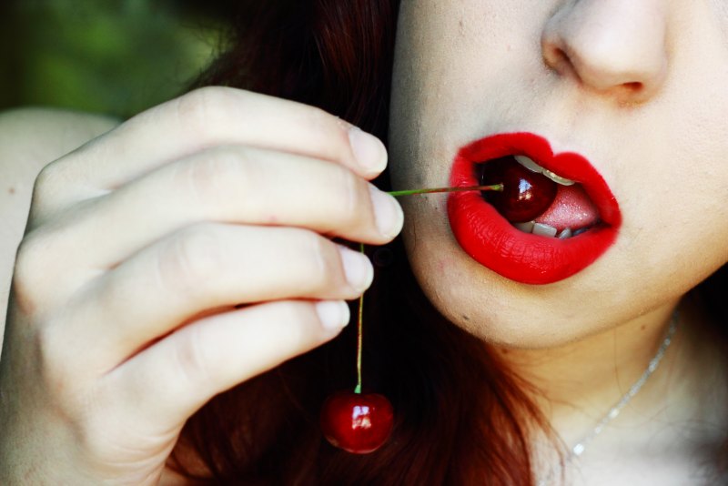 Фото Вишенка во рту