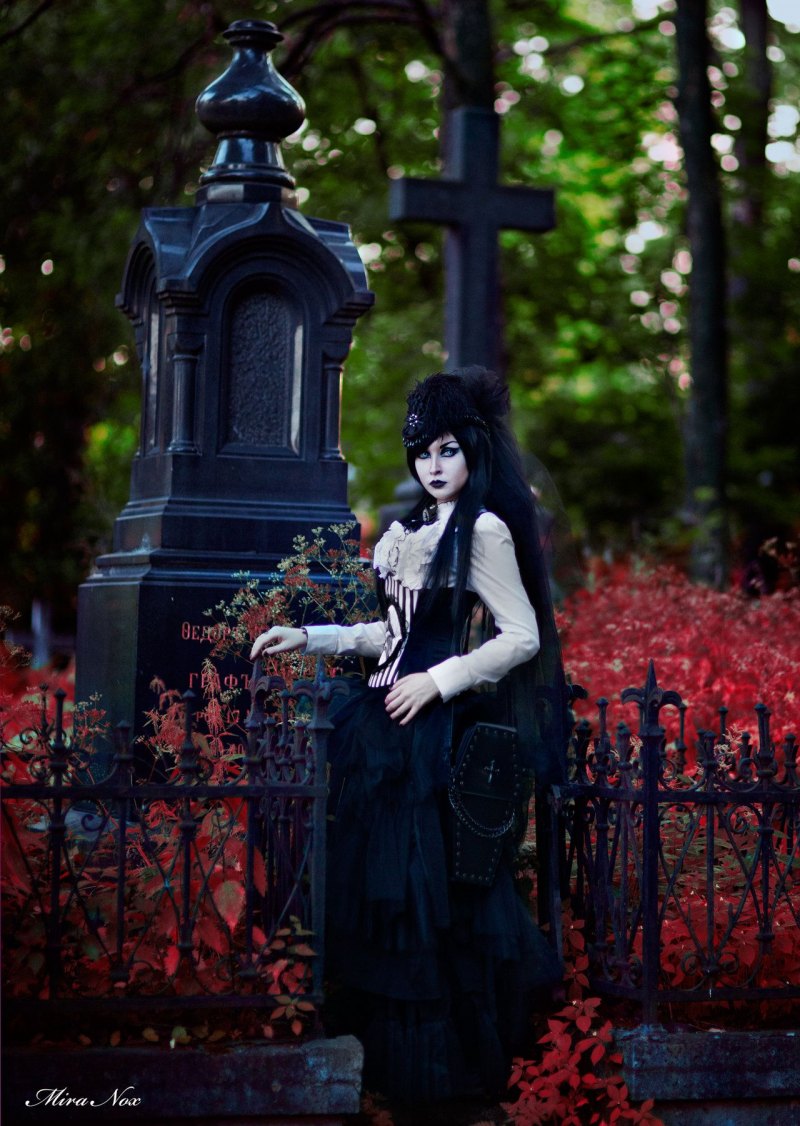 Где найти гота. Викторианская псевдоготика кладбище. Викторианская Готика вампир. Готы на кладбище. Гот на кладбище.