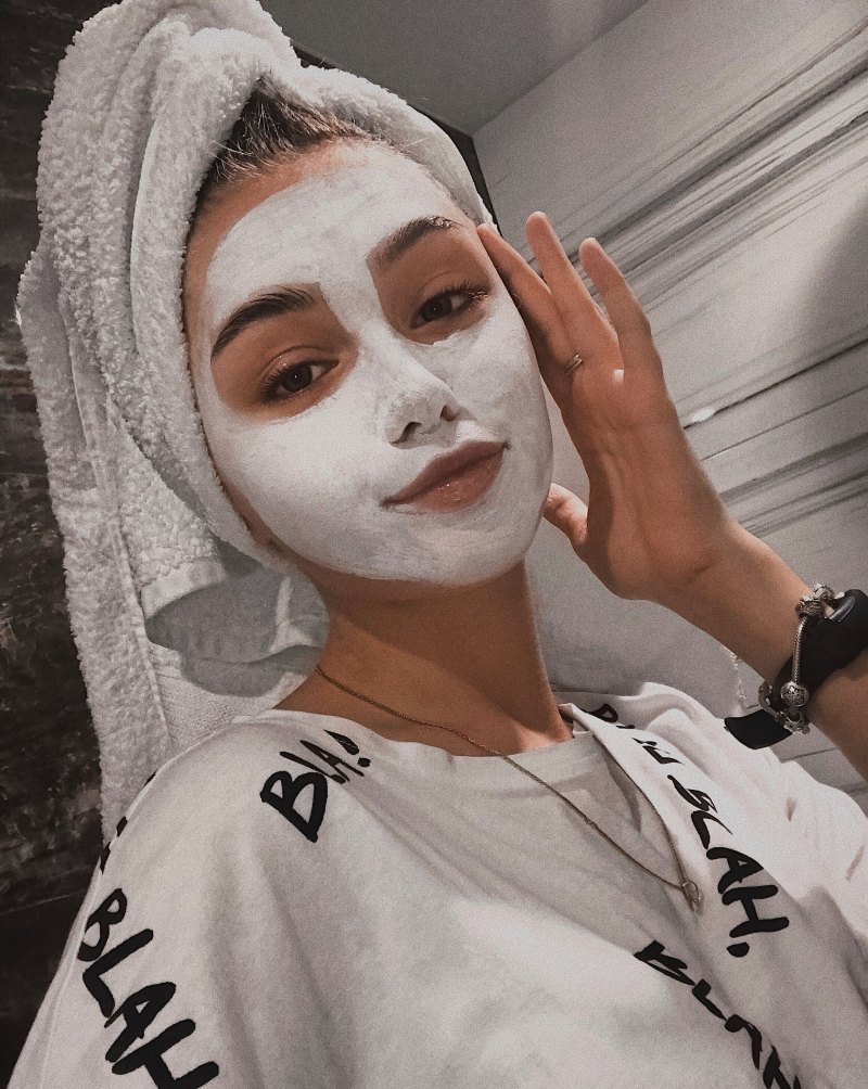 Девочка в маске для лица