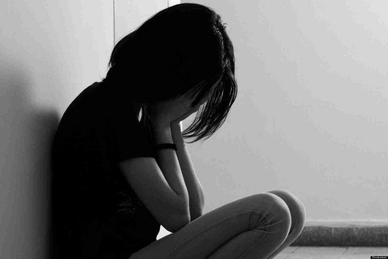 Брюнетка грусть