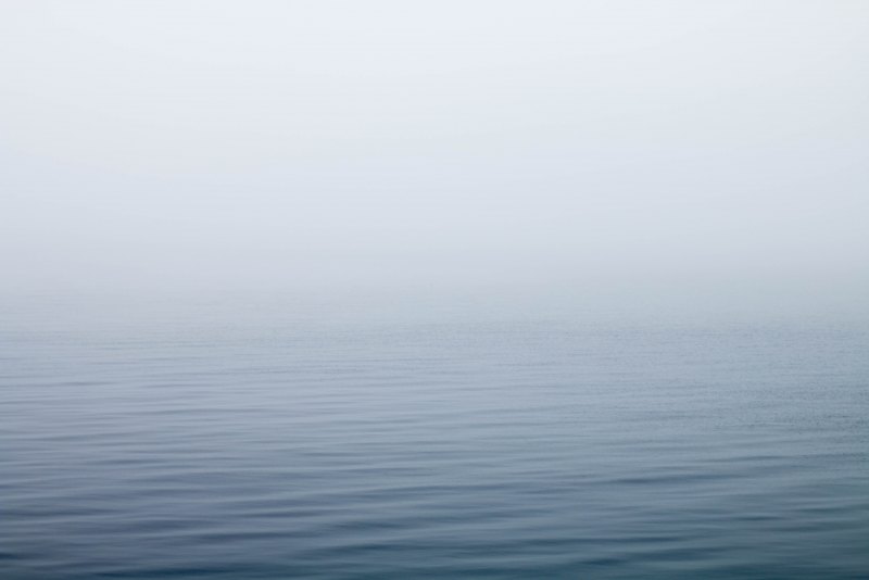 Водная гладь туман