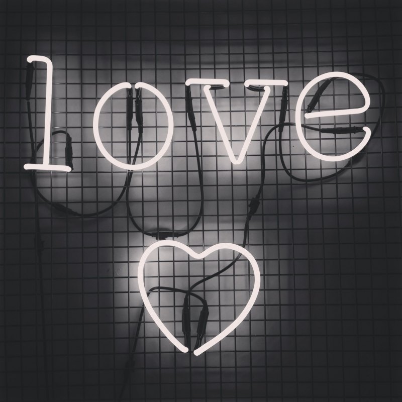 Надпись Love на чёрном фоне