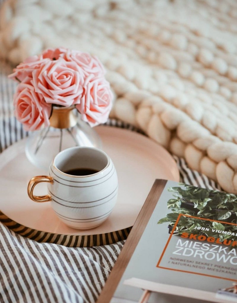 Нежные цветы и кофе