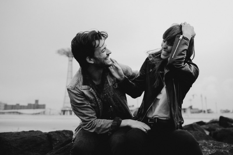 Девушка и парень дурачатся ч/б