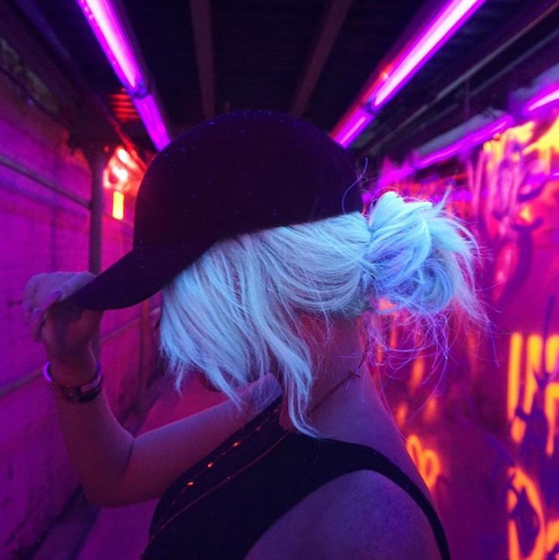 Девушка в неоне