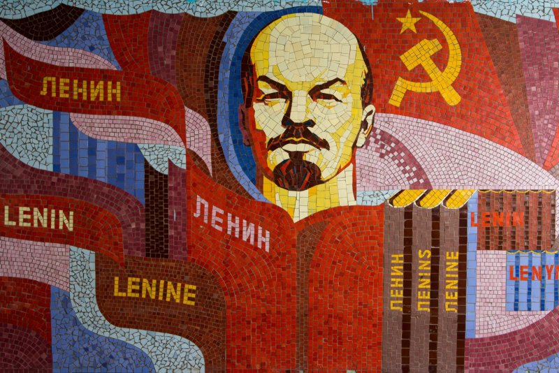 Ленин указывает путь
