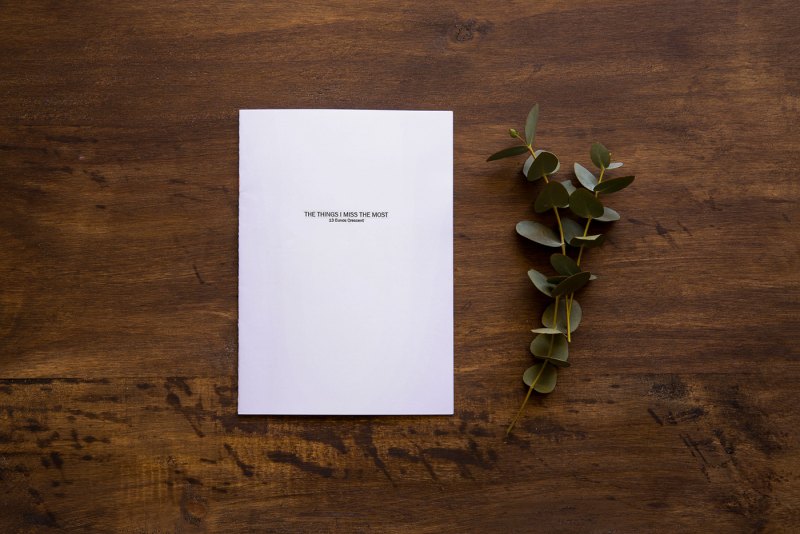 Бумага на деревянном столе