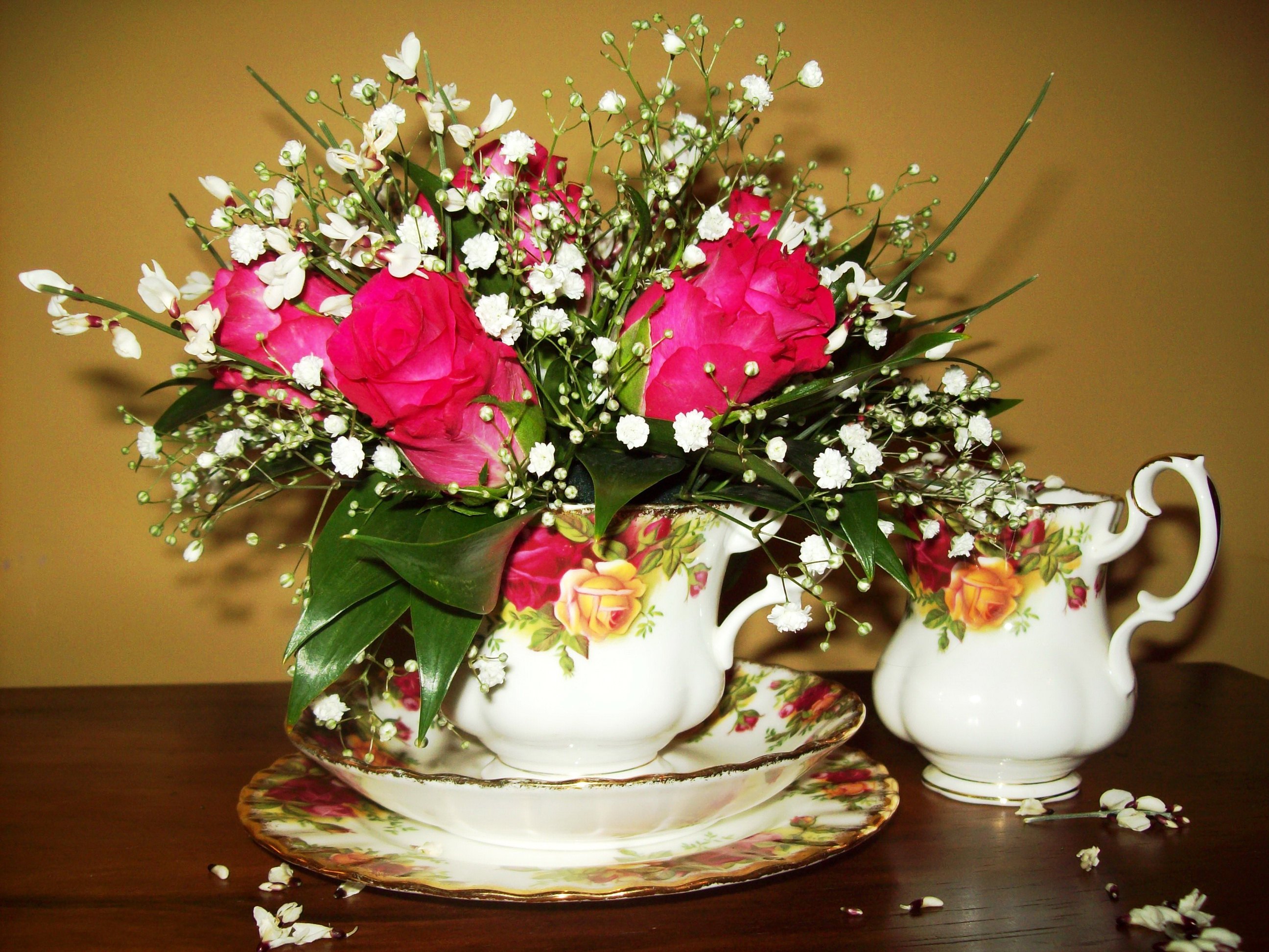 Cups flowers. Цветы в чашке. Красивый букет в чашке. Цветочная композиция в чашке. Wdtns d XFIR.