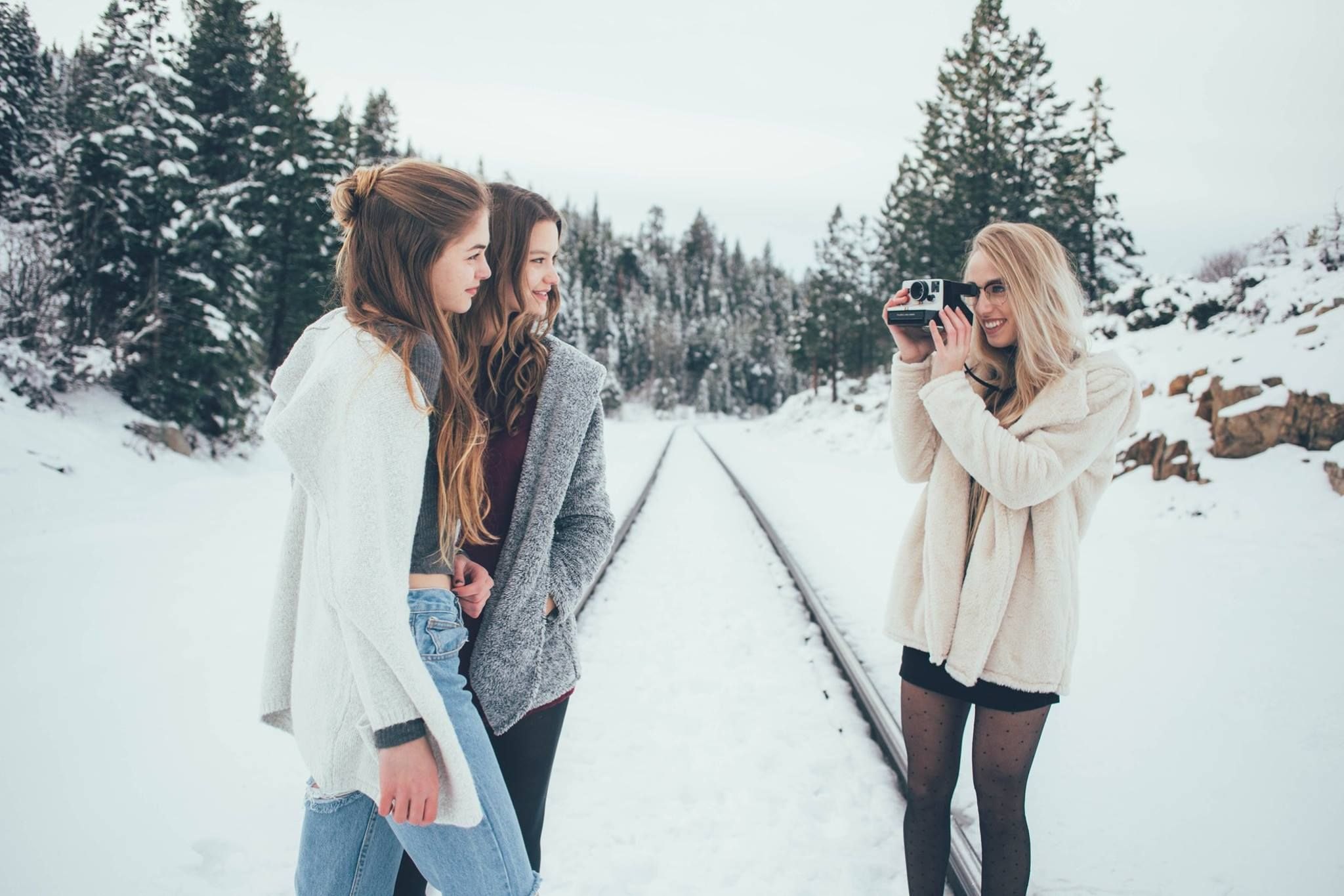Что можно поделать с подругой на улице. Подруга зима. Девушка с подругами зимой. Зимняя фотосессия подружек. Фотосессия подруг.