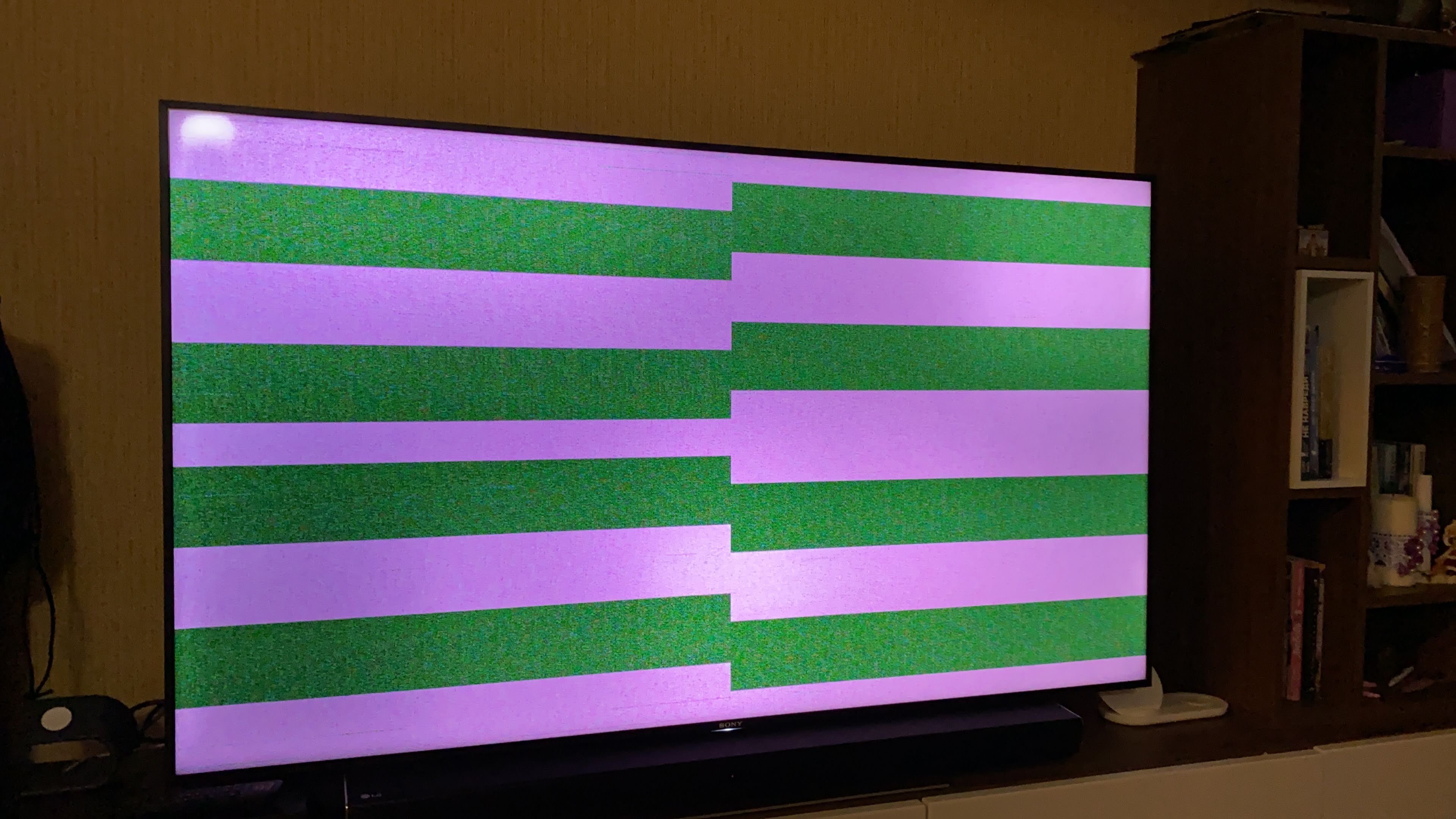 Появились полоски на экране телевизора. KD-65x9005a полосы на экране. Горизонтальные полоски на экране. Горизонтальные полосы на телевизоре. Полоски на телевизоре.