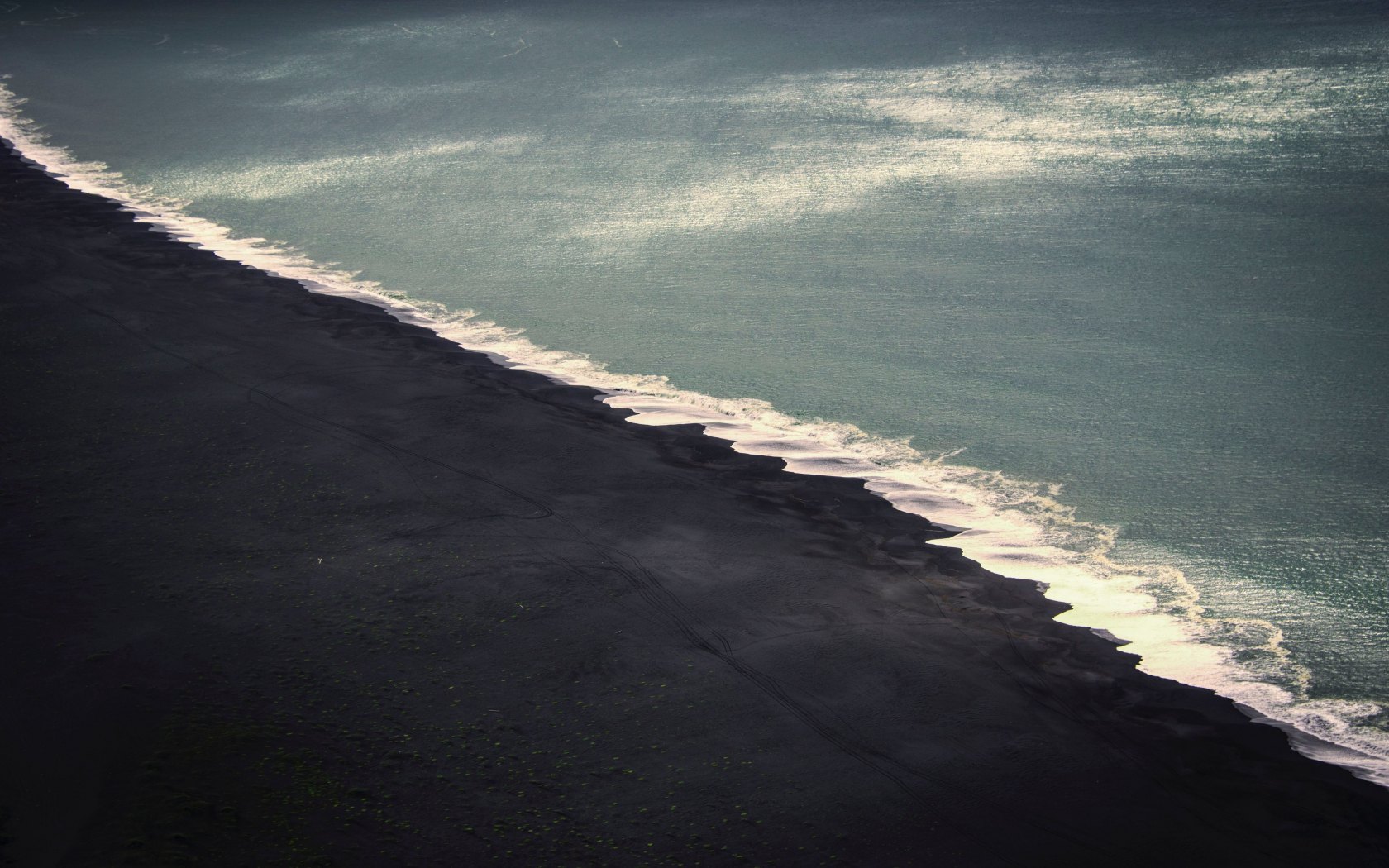 Темный пляж
