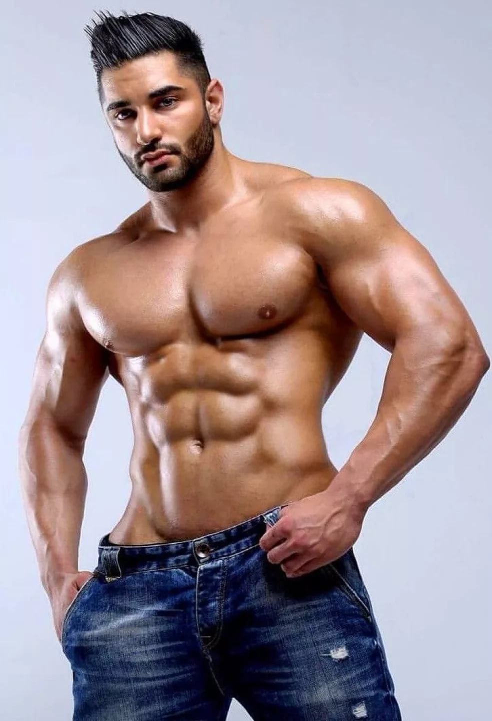 Мужчина с мускулами фото