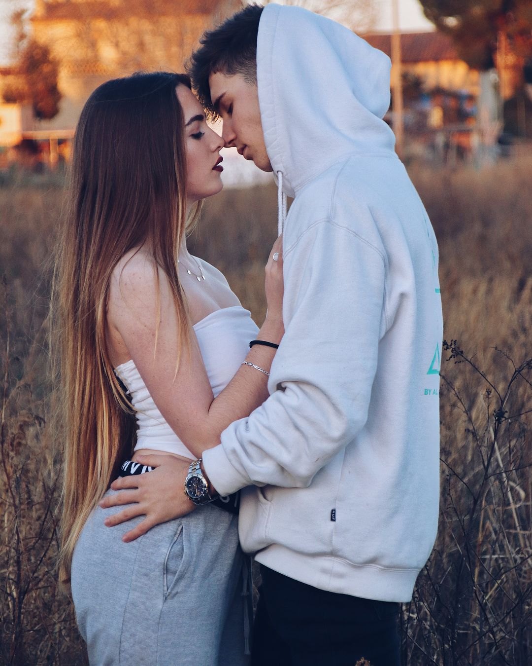 Парень с девушкой целуются фото на аву без лица