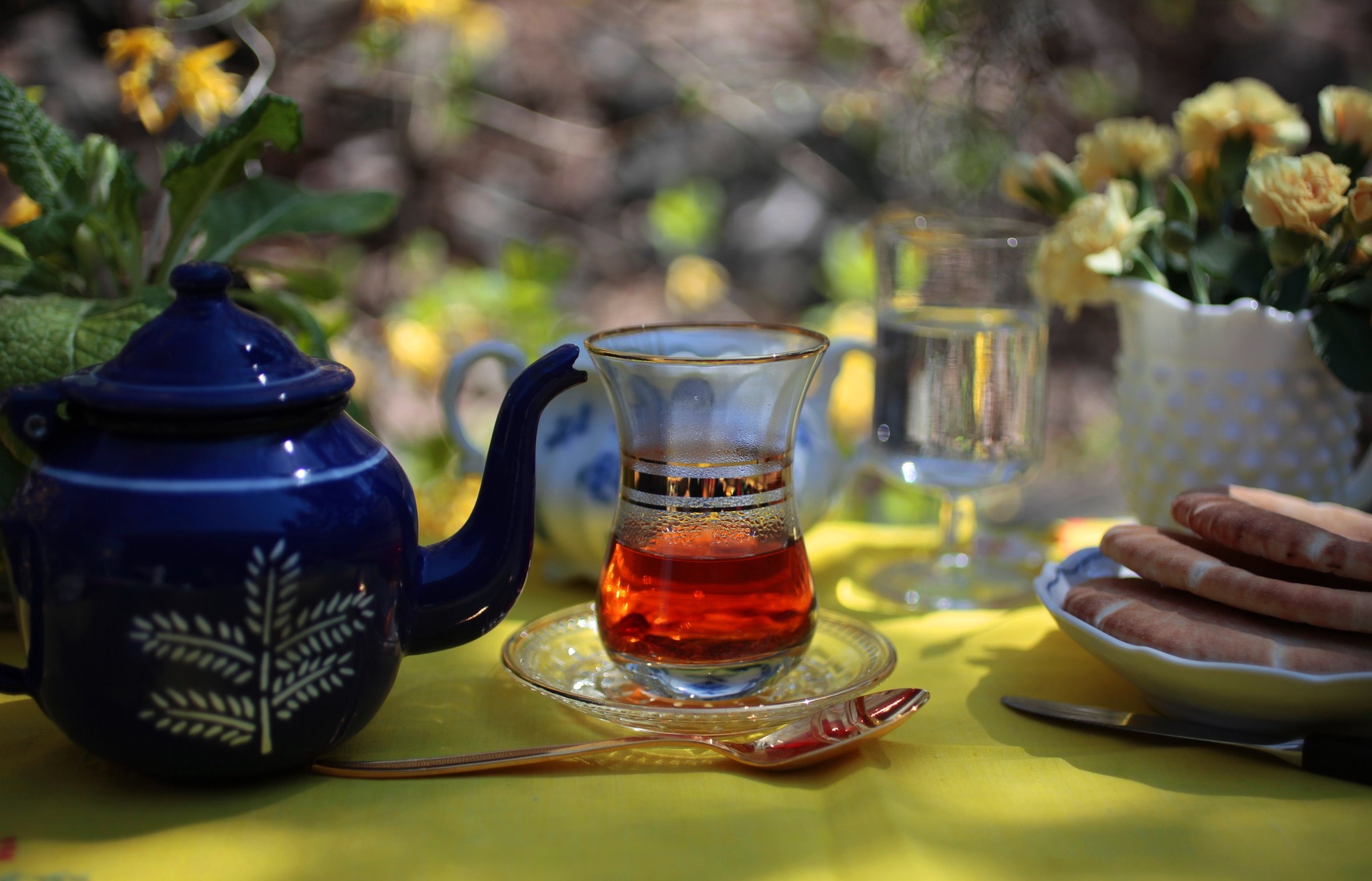 Красивое чаепитие картинки. Чаепитие. Красивый чай. Чай в чайнике. Чай на природе.