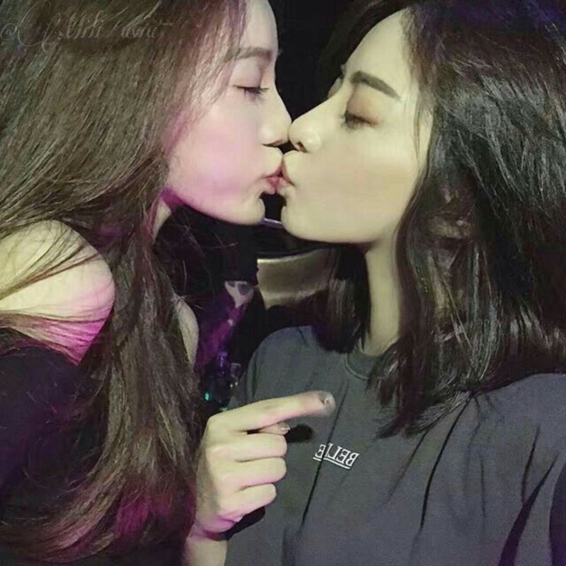 Кореянки подруги поцелуй