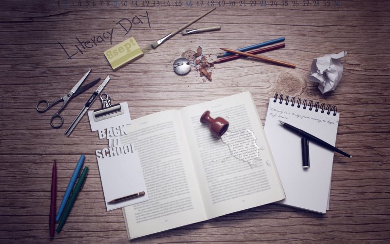 Тетрадка на столе