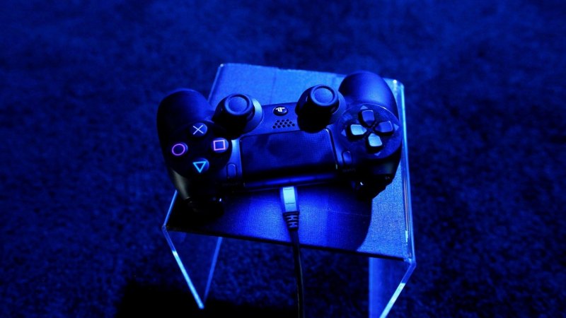 PLAYSTATION 4 на красивом фоне