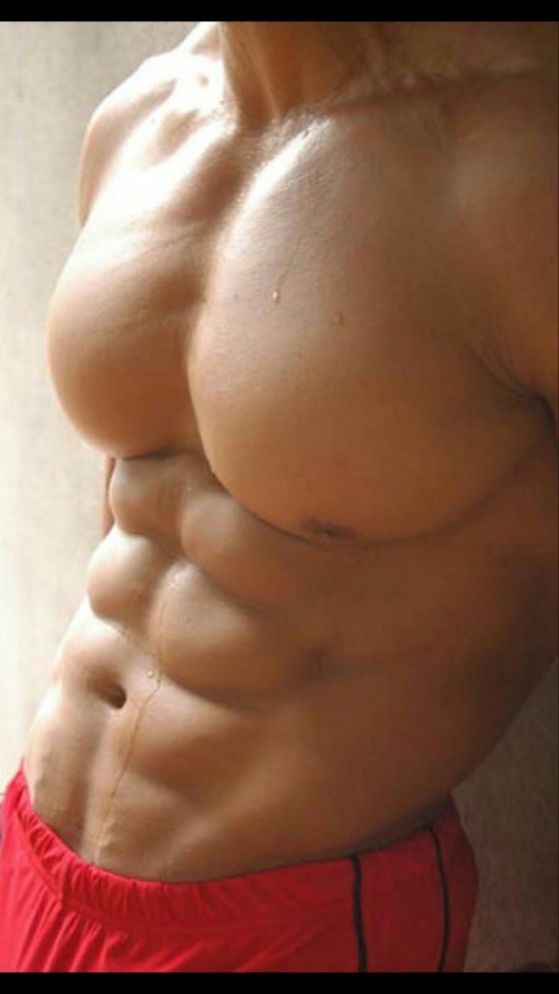 Накаченная грудь и пресс