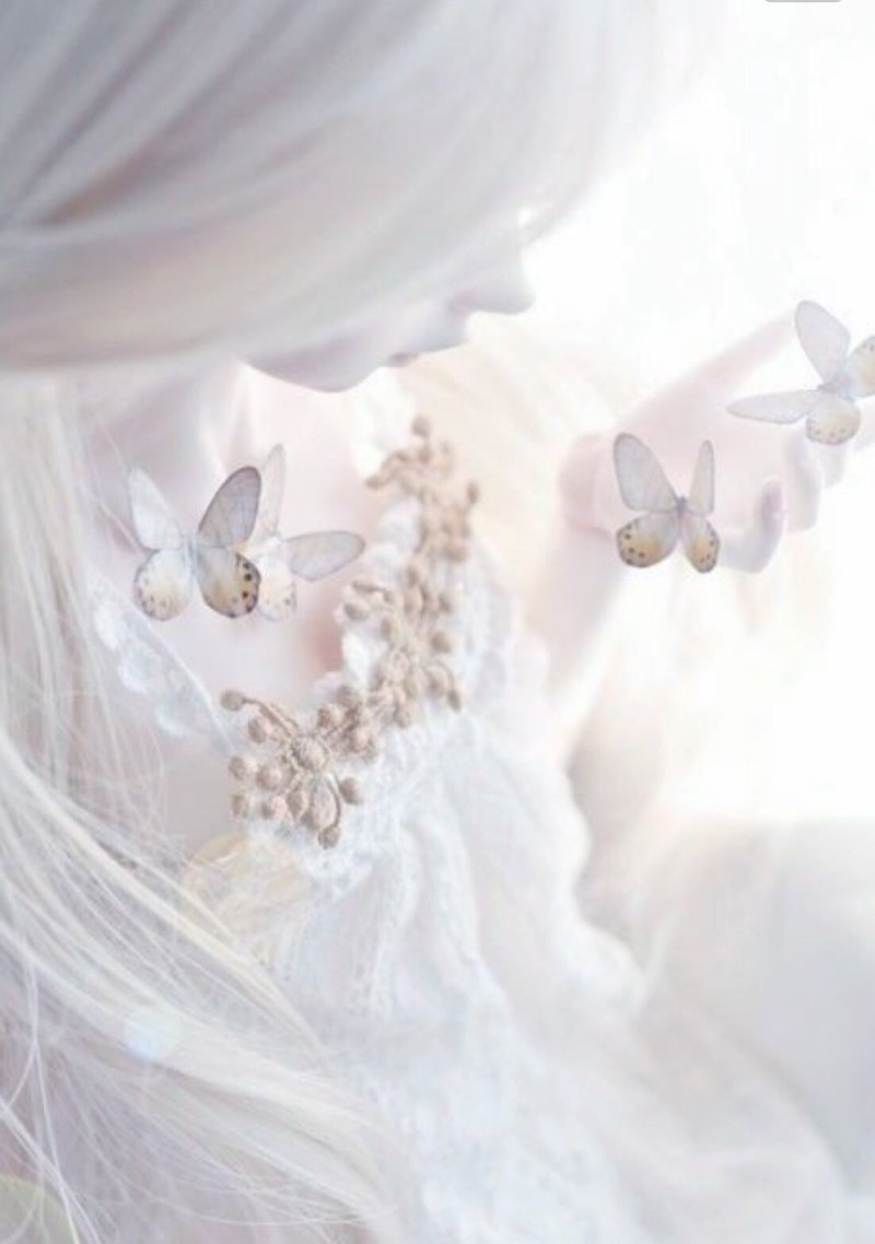 Нежная девушка в белом