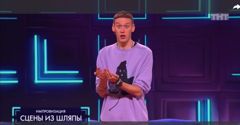 Антон Шастун на зеленом фоне