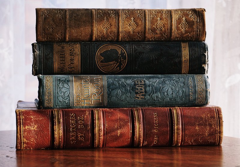 Стопка старых книг