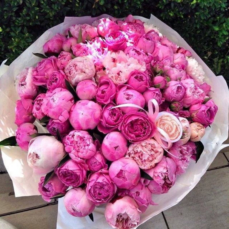 Букет с пионами