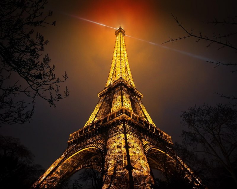 Эйфелева башня вертикально