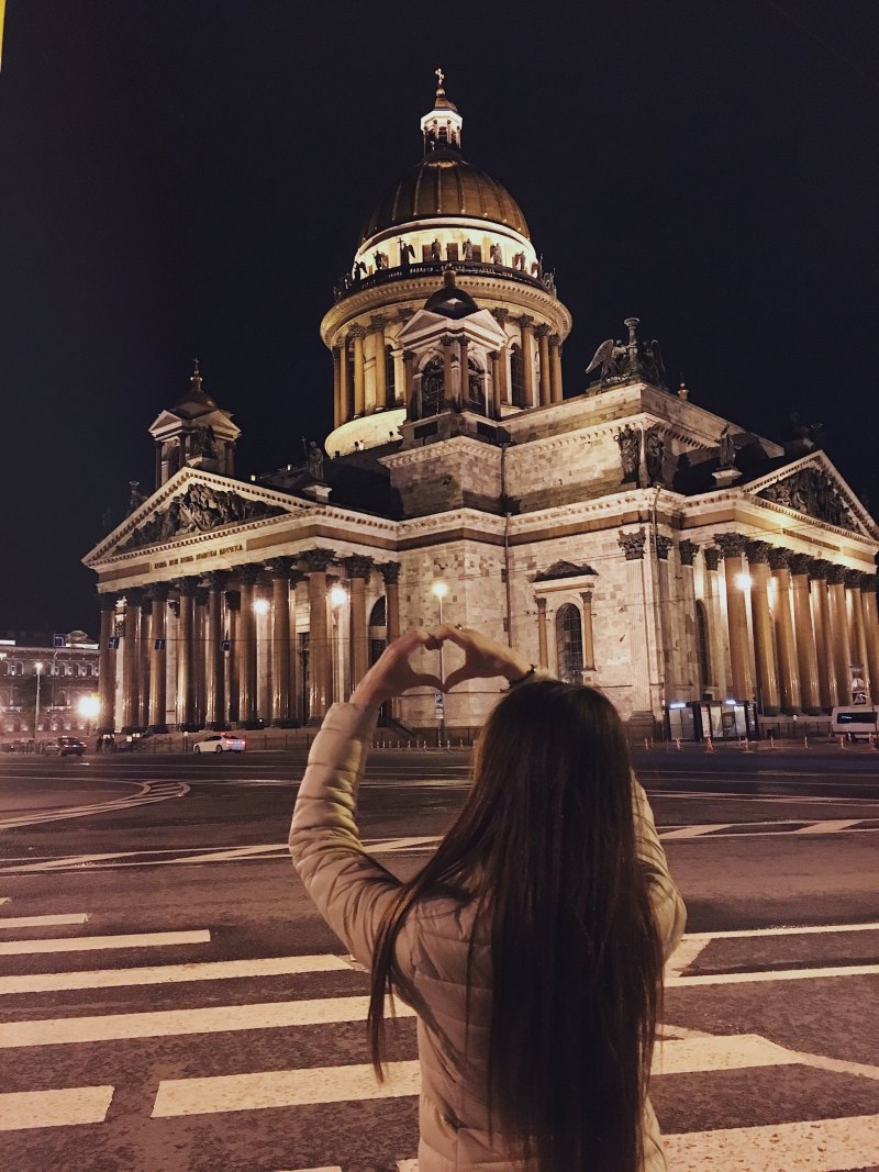 Девушка на фоне Санкт-Петербурга