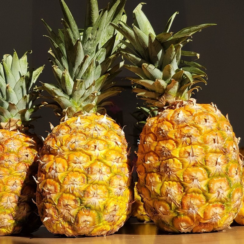 Ананас на ветке