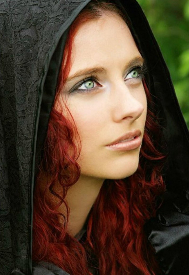 Рыжая ведьма с зелеными глазами