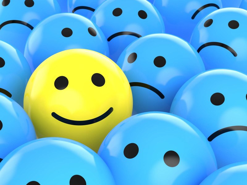 Смайлик на голубом фоне