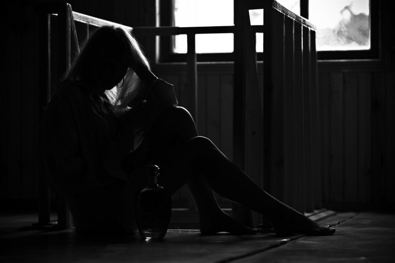 Девушка в темноте