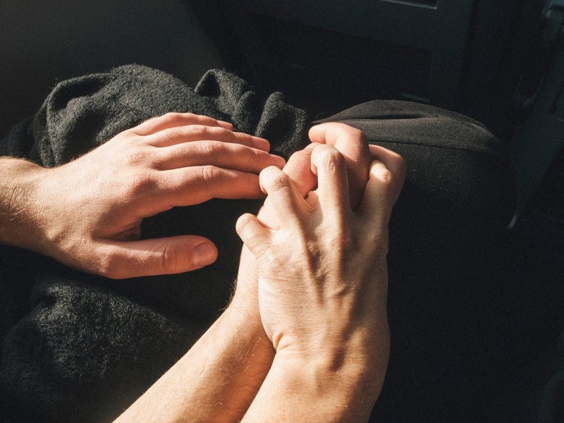 Держаться за руки