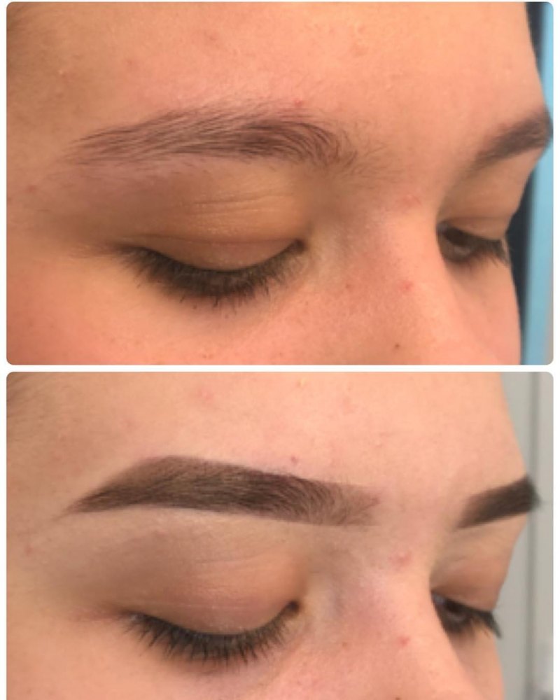 Девушка с Кубком конкурса бровистов