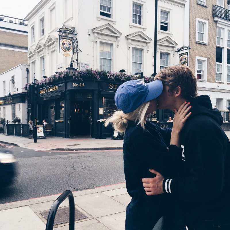 Переплетенные руки влюбленных