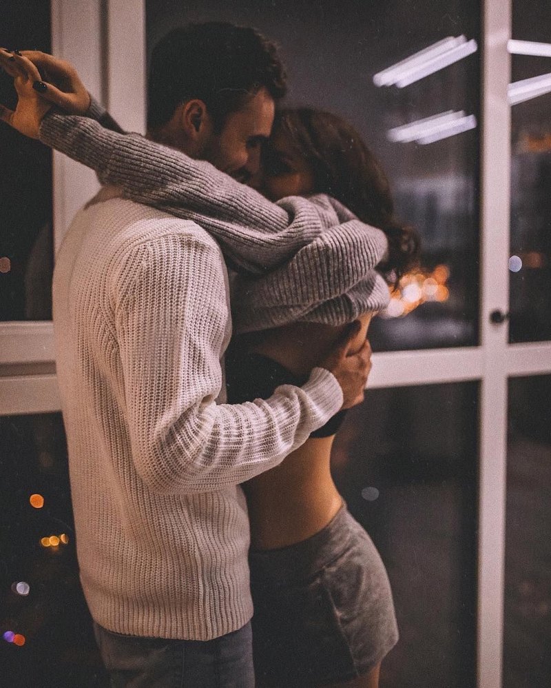 Парень обнимает